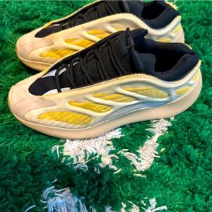 Yezzy 700 v3 mono safflower